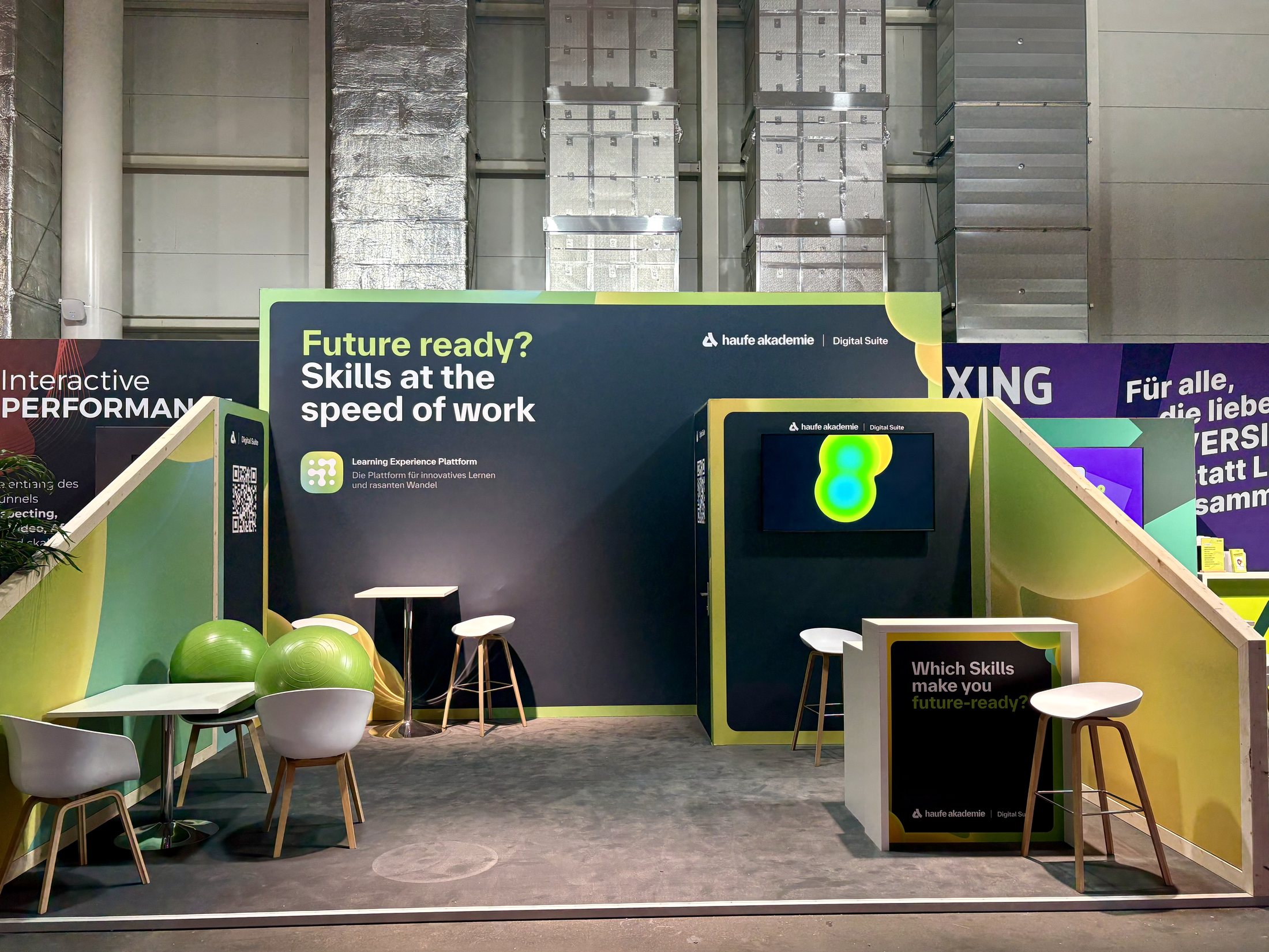 Haufe Akademie Digital Suite — OMR-Messestand, Frontalansicht der Rückwand
